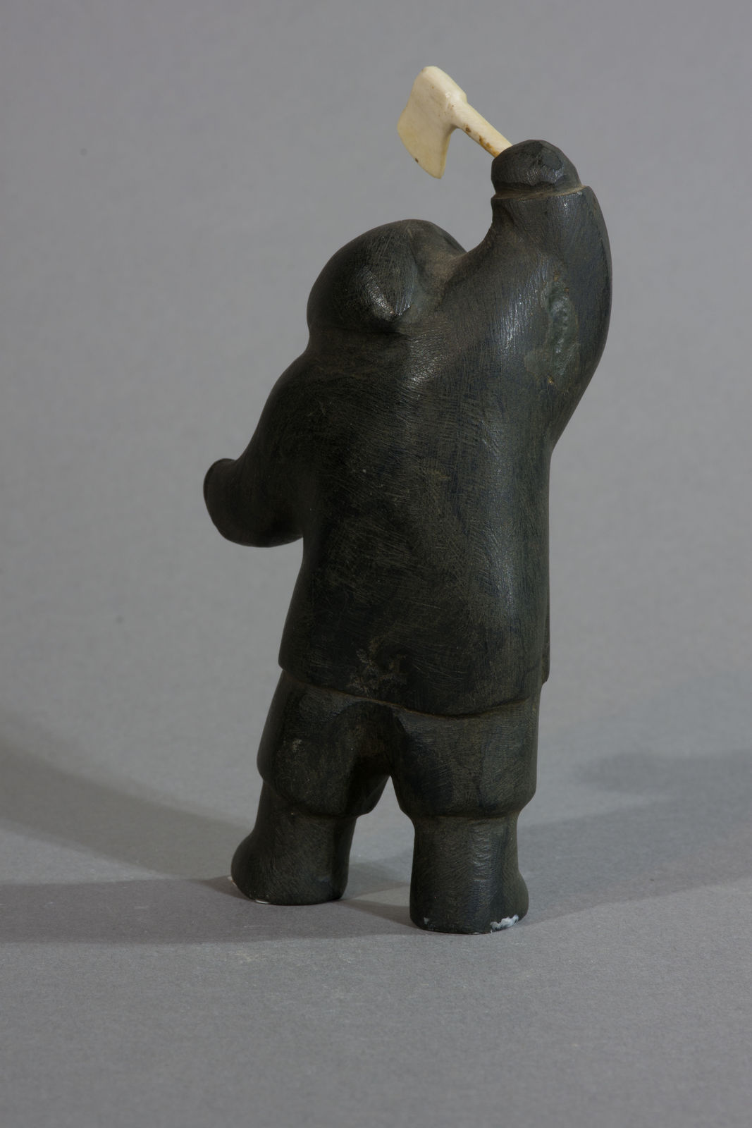 David Ikutaaq, Inuk with Axe / Homme avec hache, ca. 1980