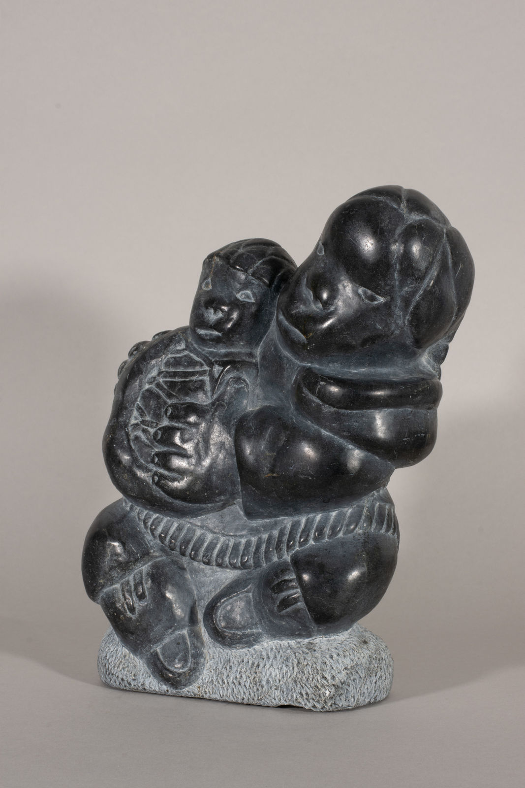 Johnny Inukpuk, Mother with a Swaddled Child / Mère avec un enfant emmailloté, 1972