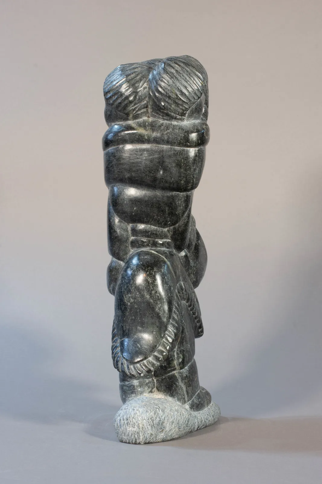 Johnny Inukpuk, Mother with Twins / Mère de jumeaux, ca. 1980