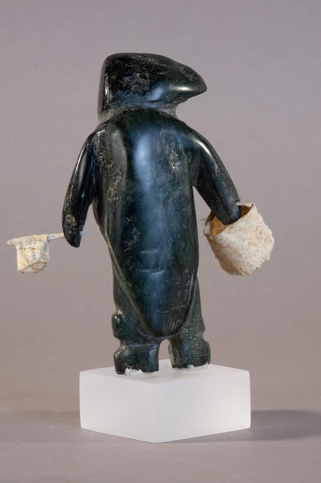 Margaret Uyuaperq Aniksak, Woman Fetching Water / Femme allant chercher de l'eau, ca. 1970