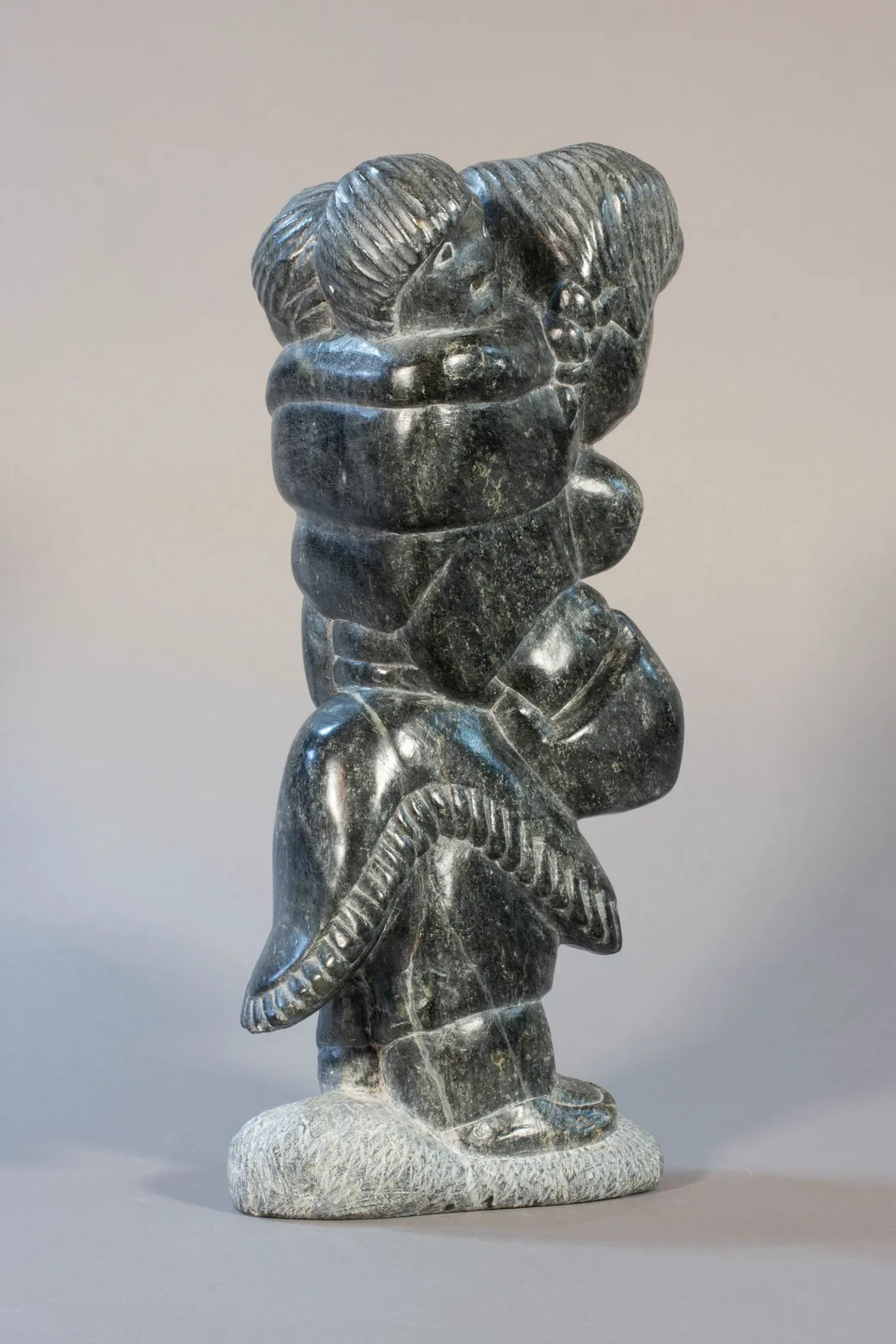 Johnny Inukpuk, Mother with Twins / Mère de jumeaux, ca. 1980
