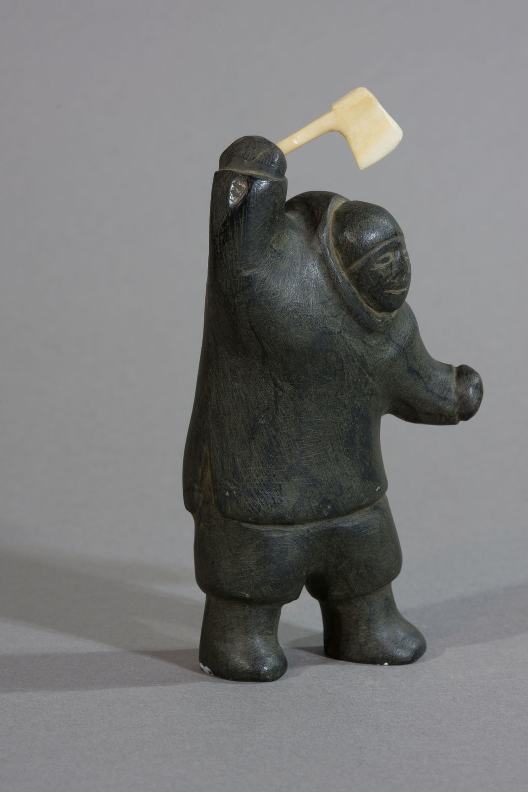 David Ikutaaq, Inuk with Axe / Homme avec hache, ca. 1980