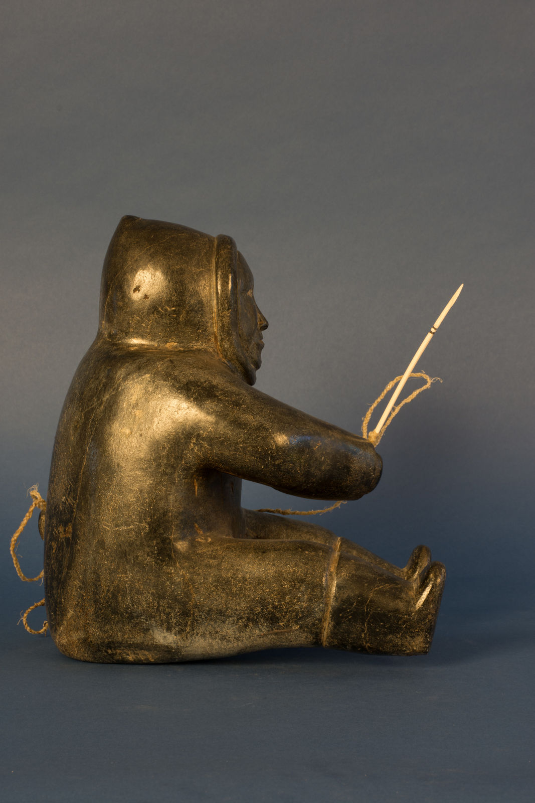 Isa Oomayoualook, Seated Inuk / homme assis, ca. 1965