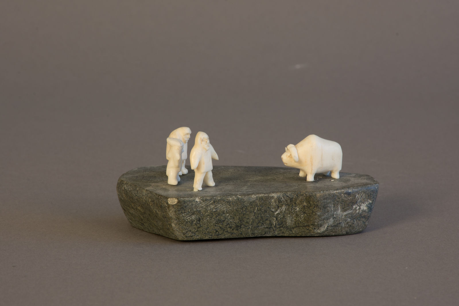 Mark Tungilik, Muskox Hunt / chasse au boeuf musqé, ca. 1975