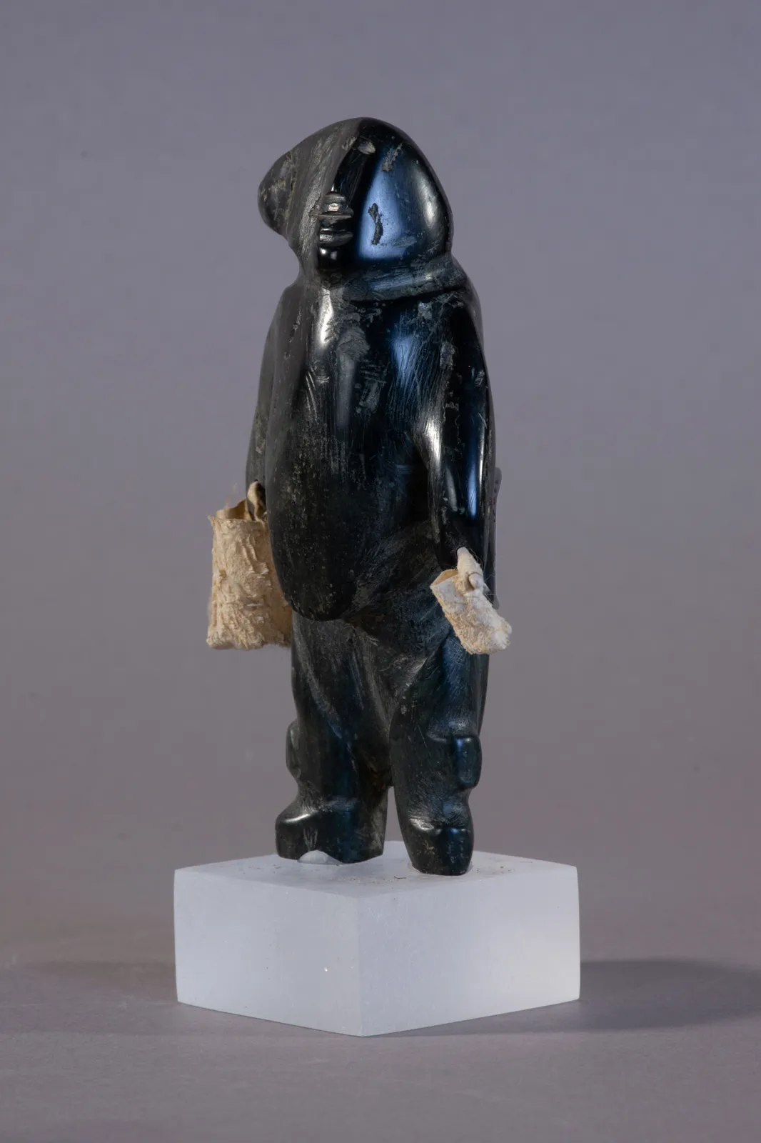 Margaret Uyuaperq Aniksak, Woman Fetching Water / Femme allant chercher de l'eau, ca. 1970