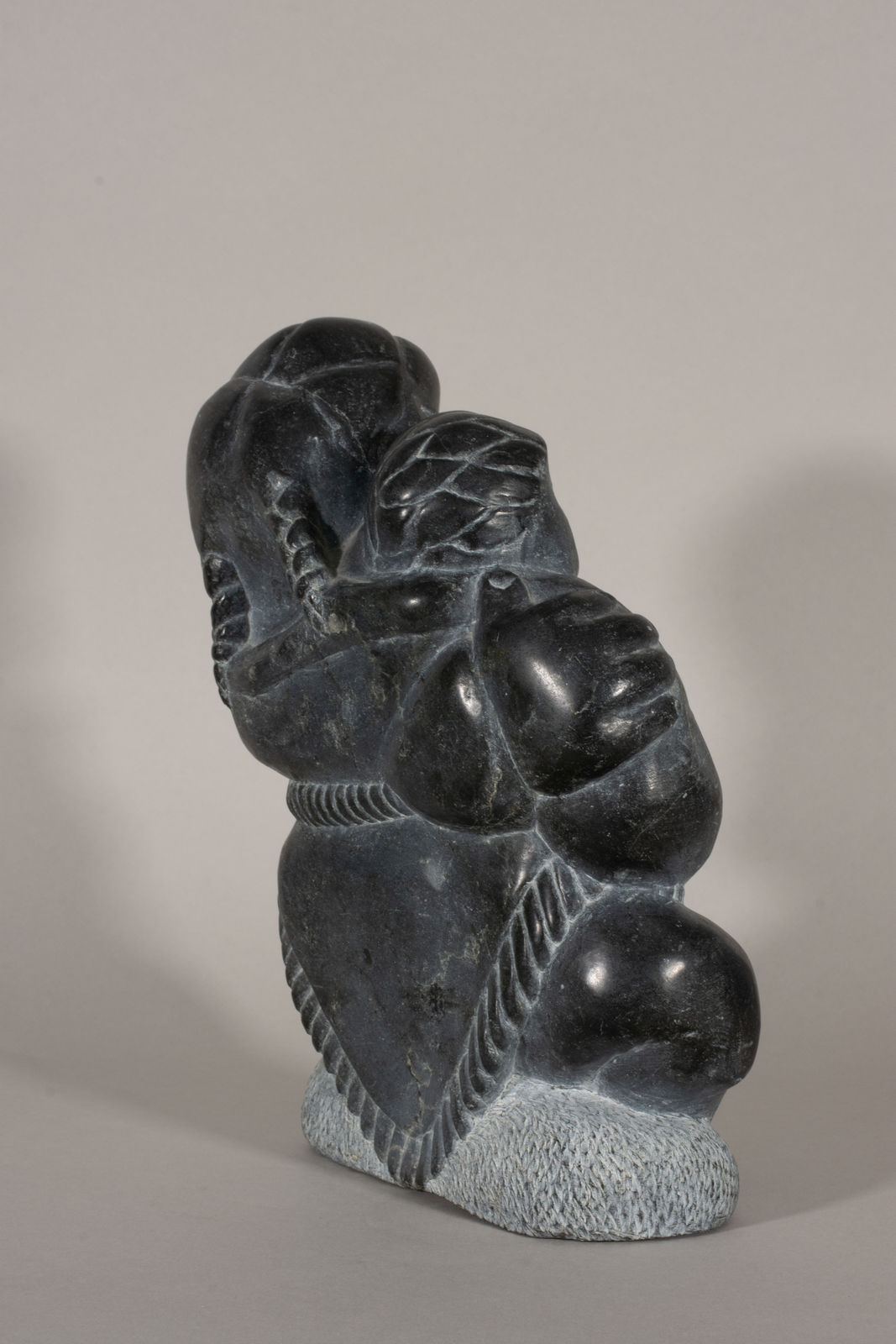 Johnny Inukpuk, Mother with a Swaddled Child / Mère avec un enfant emmailloté, 1972