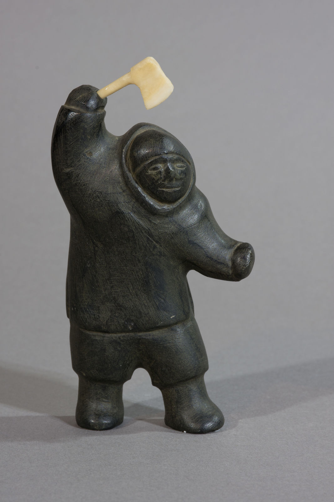 David Ikutaaq, Inuk with Axe / Homme avec hache, ca. 1980