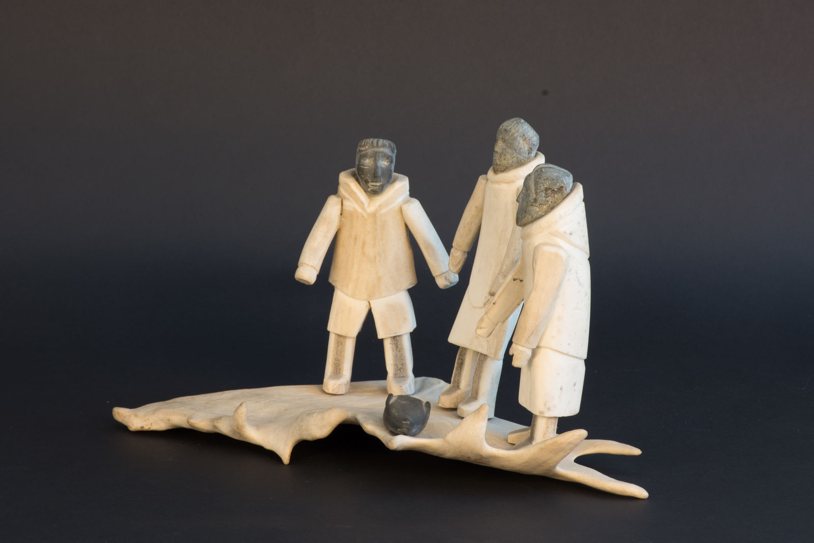 Martha Ikiperiak Eekerkik, Family with Seal / famille avec phoque, ca. 1975