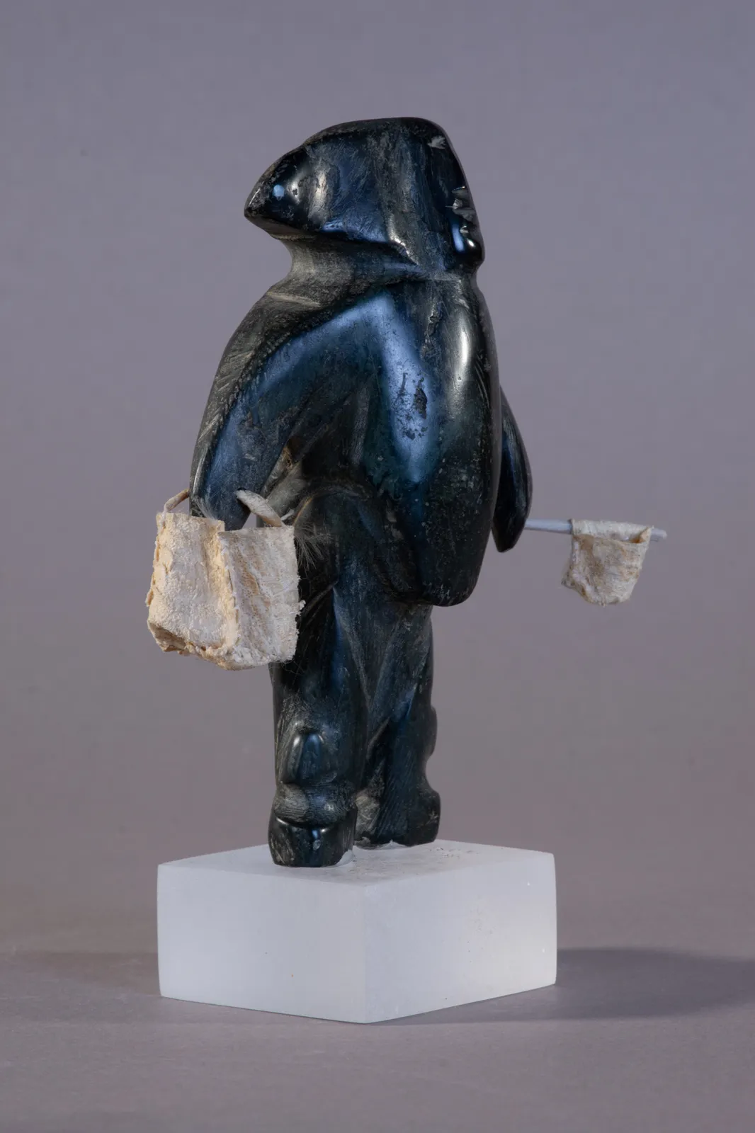 Margaret Uyuaperq Aniksak, Woman Fetching Water / Femme allant chercher de l'eau, ca. 1970