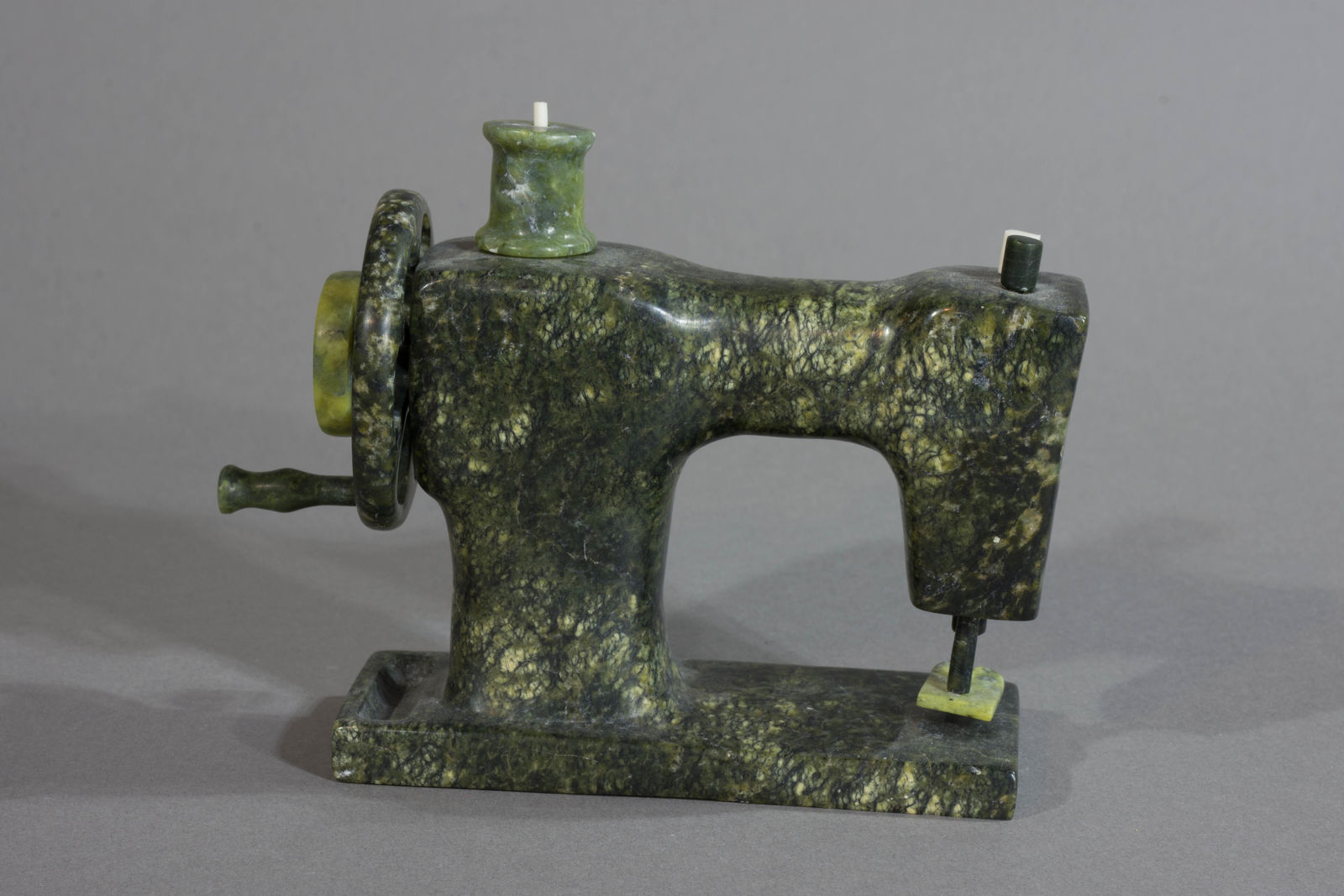 Jamasee Pitseolak, Sewing Machine / machine à coudre, ca, 2010