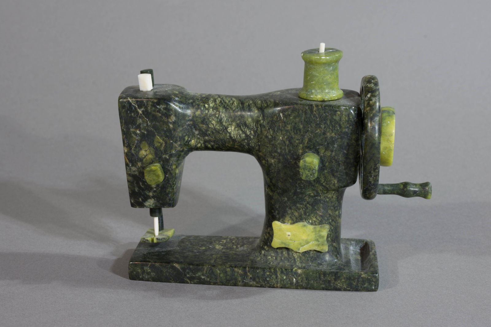 Jamasee Pitseolak, Sewing Machine / machine à coudre, ca, 2010