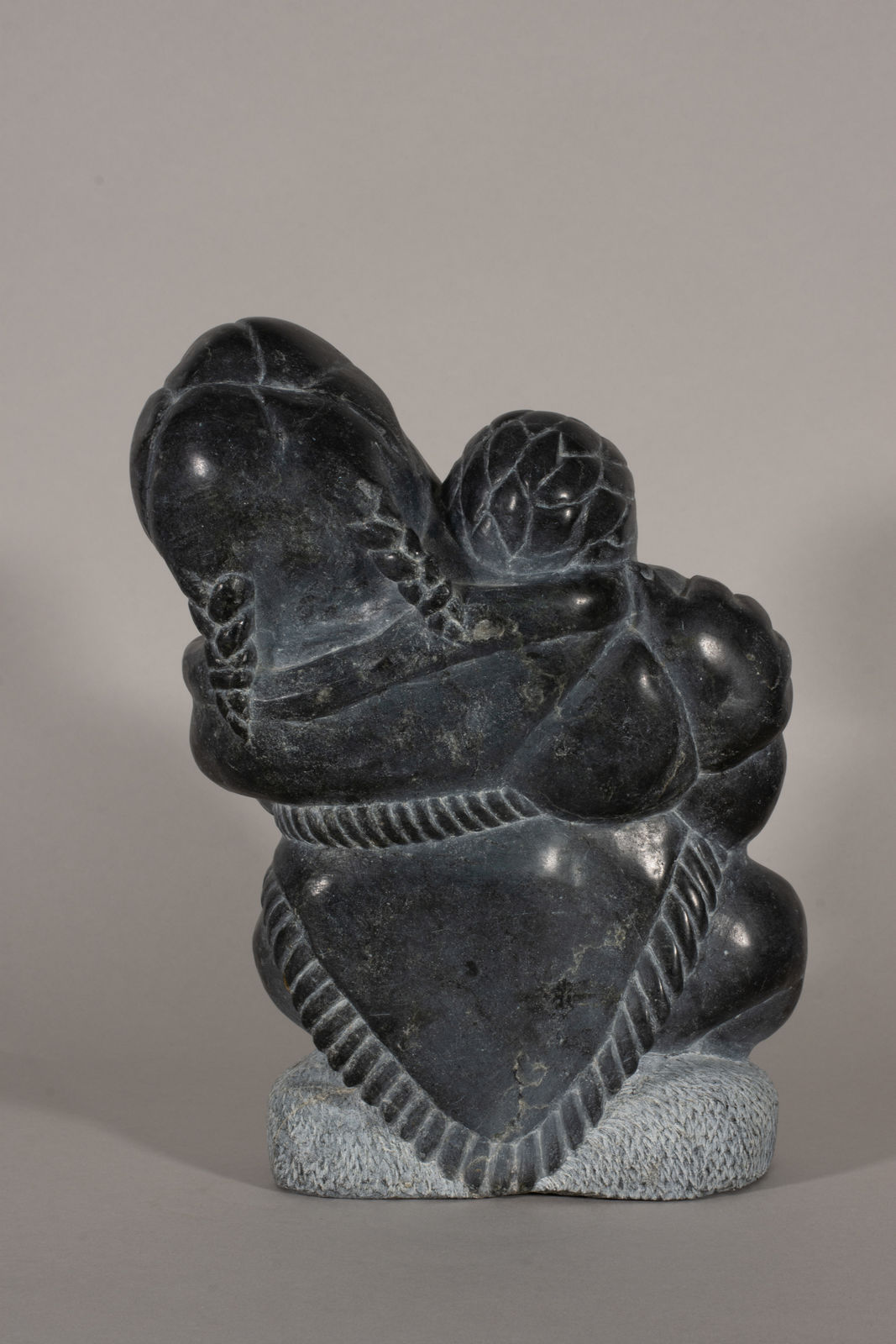 Johnny Inukpuk, Mother with a Swaddled Child / Mère avec un enfant emmailloté, 1972