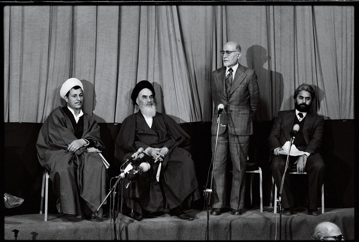 David Burnett, (l to r): Akbar Hashemi Rafsanjani, Ayatollah Khomeini, Mehdi Bazargan, and an interpreter at a press conference at the Refah School announcing Bazargans appointment as prime minister, 5 February, 1979