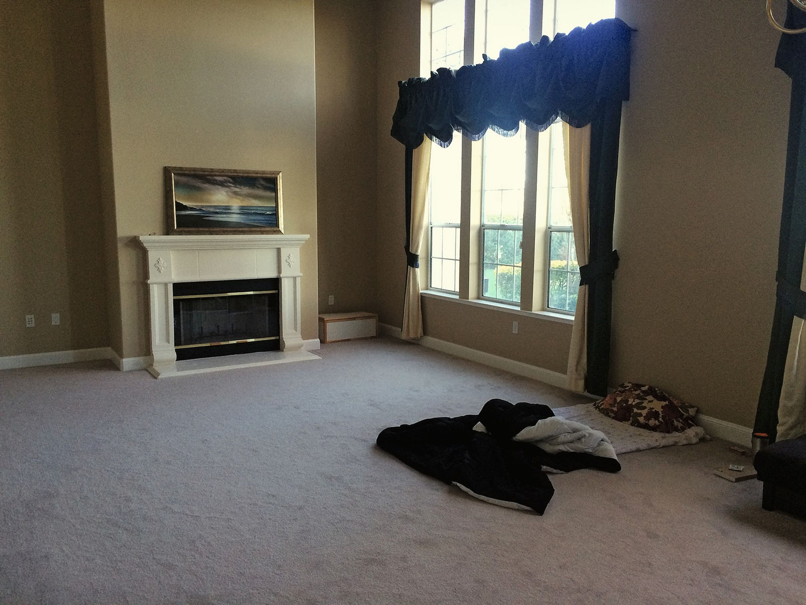 Arash Fayez, Empty bed in golden house , 2015