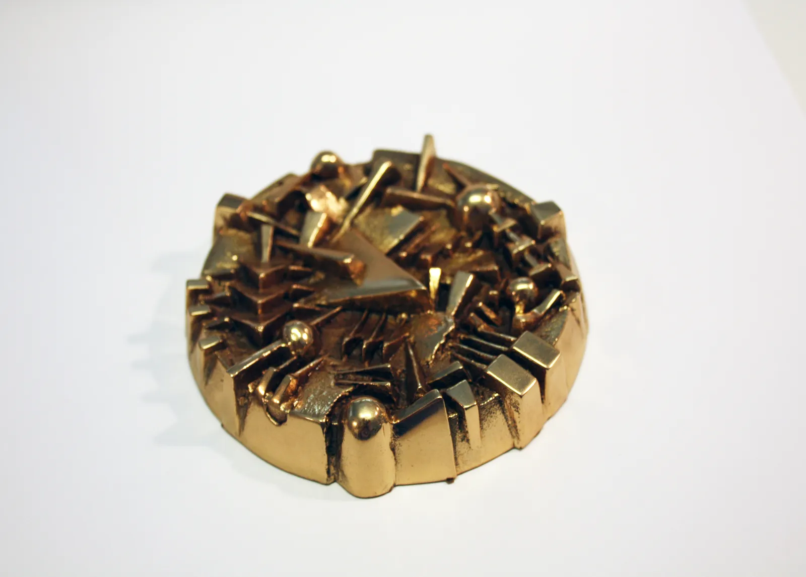 Arnaldo Pomodoro, Fermacarte, 2000