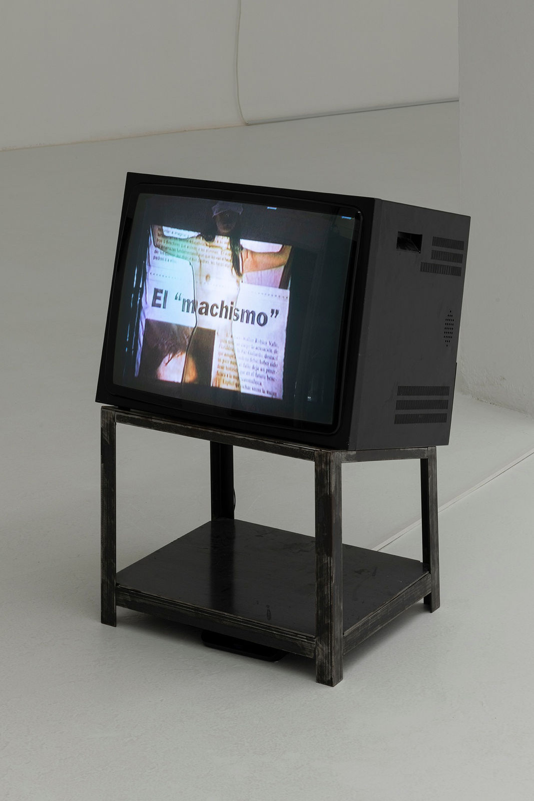 Regina José Galindo, El dolor en un pañuelo, 1999