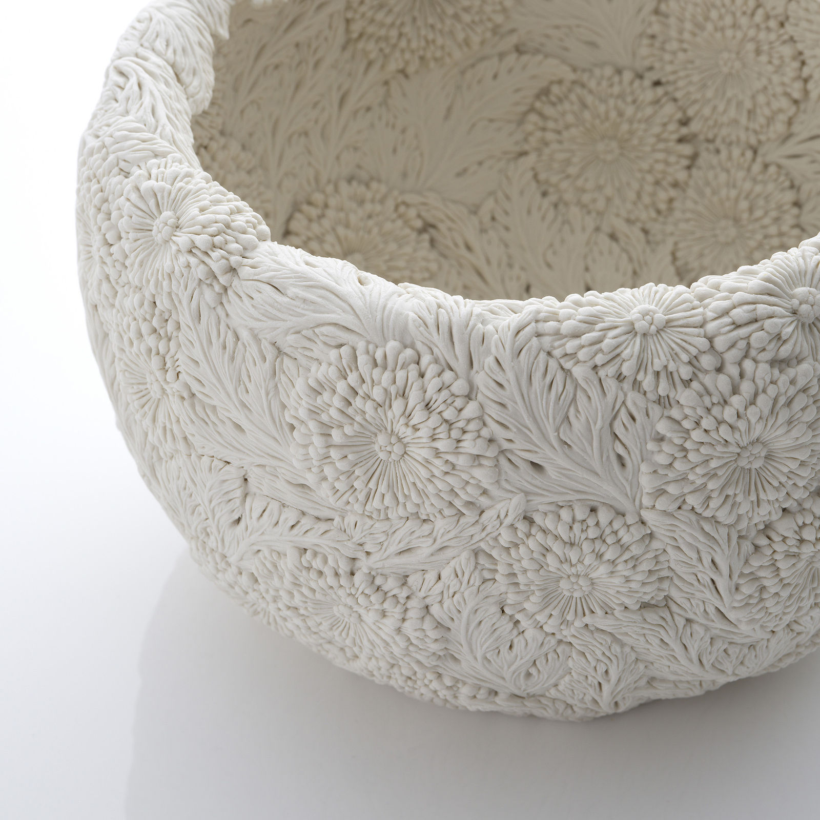 Hitomi Hosono, A Chrysanthemum and Leaves Bowl, 2025