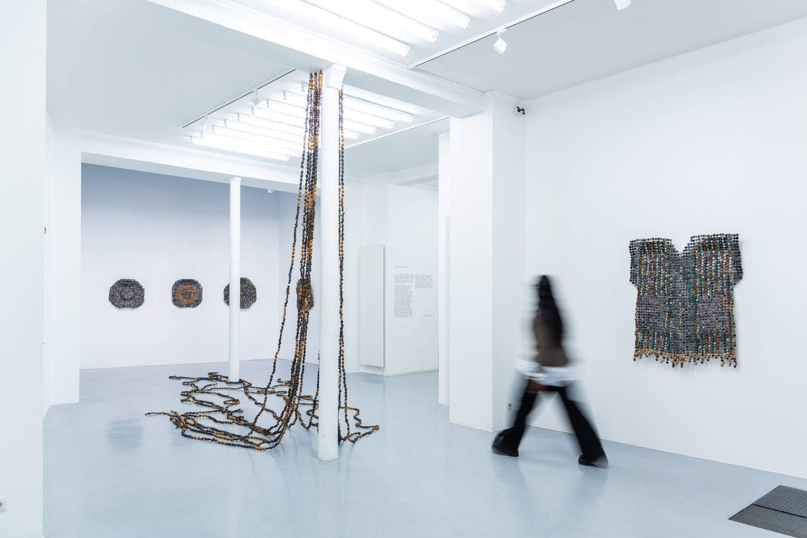 Ozioma Onuzulike sculpture. Nigerian Artist. Contemporary Art Gallery. AFIKARIS PARIS. Clay working process. Mixed media (earthenware, ceramic, natural resources) sculptures. Conversations on social changes. New Nsukka Art School. Art genève 2024. 1-54 Marrakech