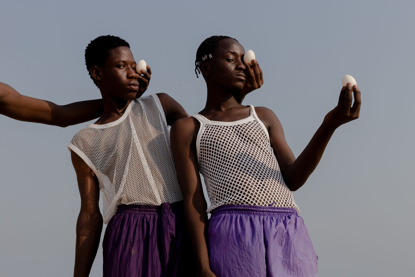 Nana Yaw Oduro photograph. Ghanaian Photographer. Young artist. Contemporary African art in Paris. AFIKARIS Gallery. Figurative photography. Fictional self portraits. Bold colours. Black and white. The Vintage Mason.