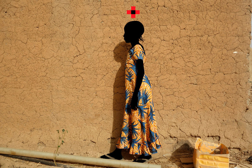 Burkinabè Artist. Contemporary Art. Self-taught artist. Painted photography. Watercolour on paper. Echoes to Peulh tradition. Figurative and poetic photography.