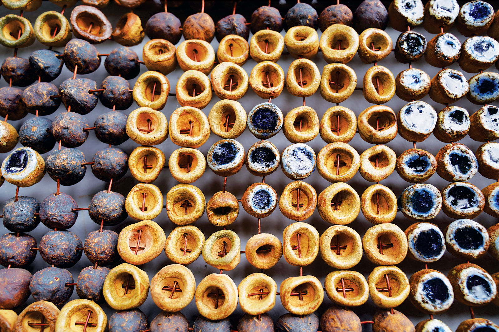 Ozioma Onuzulike sculpture. Nigerian Artist. Contemporary Art Gallery. AFIKARIS PARIS. Clay working process. Mixed media (earthenware, ceramic, natural resources) sculptures. Conversations on social changes. New Nsukka Art School. Art genève 2024. 1-54 Marrakech