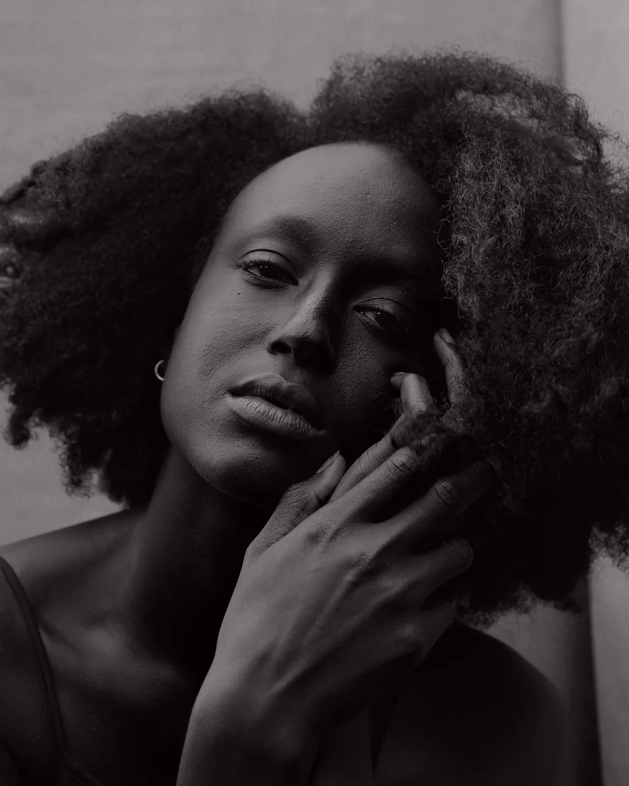 Marc Posso photograph. Gabonese Artist. Young artist. Contemporary african art in Paris. AFIKARIS Gallery. Self-taught Photographer. Figurative photography. Photography printed on canvas. Black and white. Black beauty.