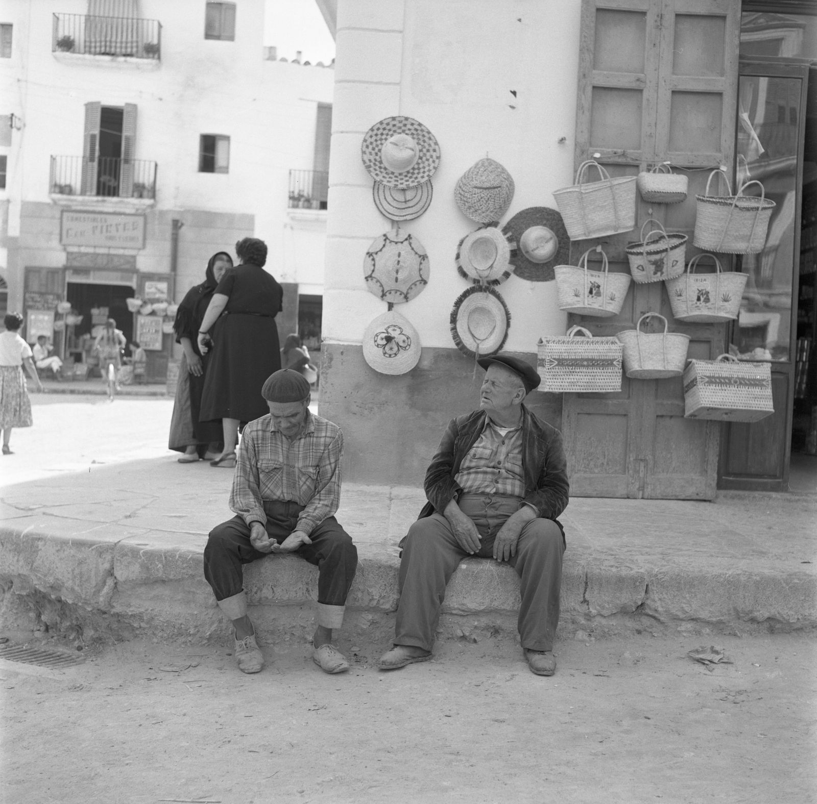 Oriol Maspons, Two Men Sitting on The Curb, Ibiza, Spain, cerca 1980