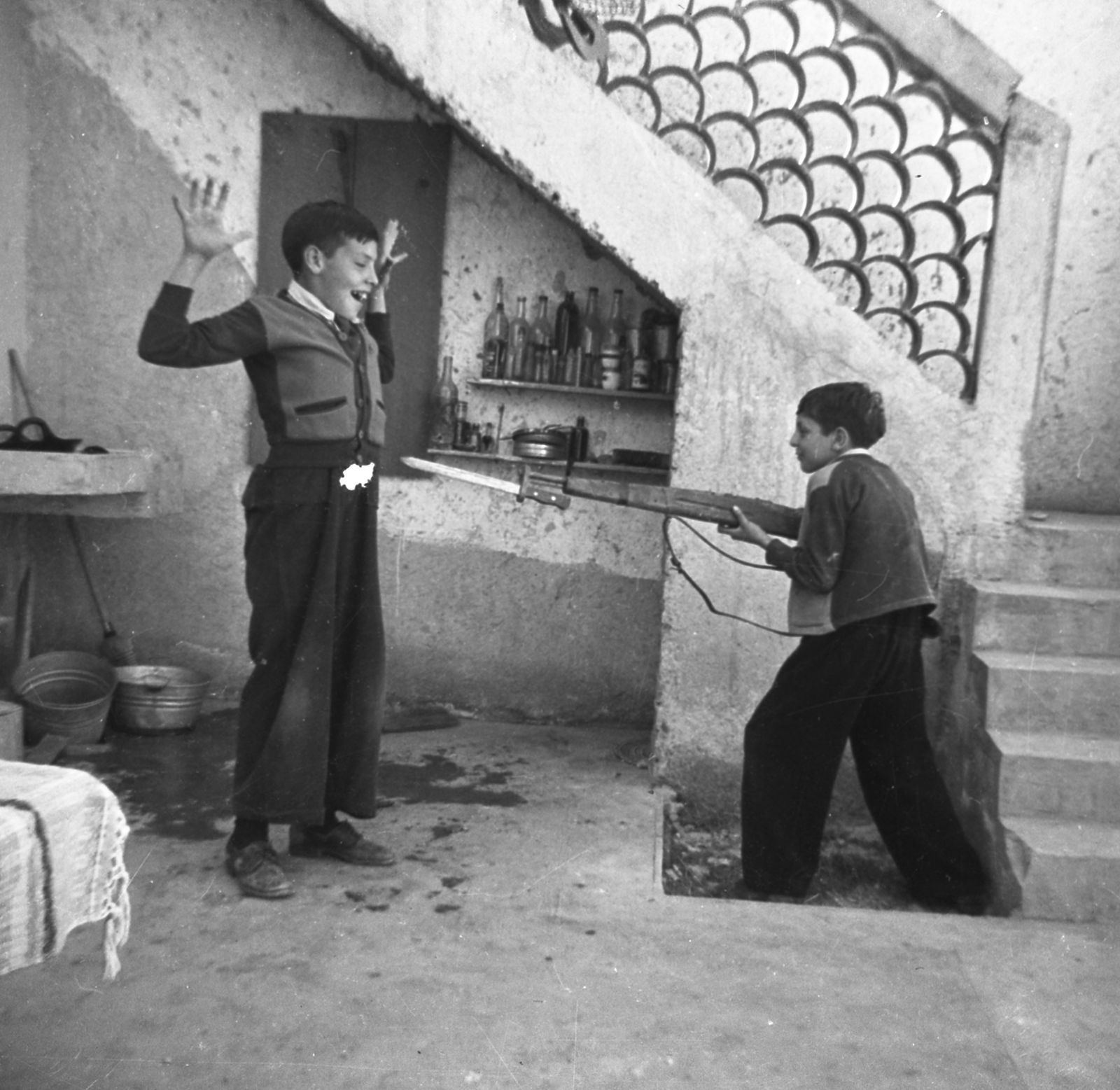 Alberto Herrera, Jugando con bayoneta