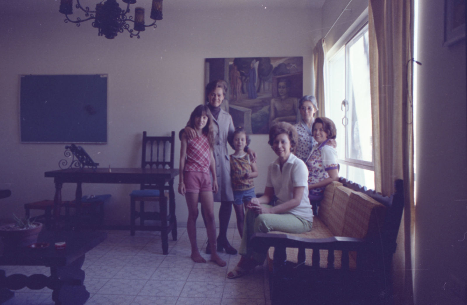 Alberto Herrera, Blanca con sus hijas y Graciela Leal en el Instituto de Cultura Superior, 1978