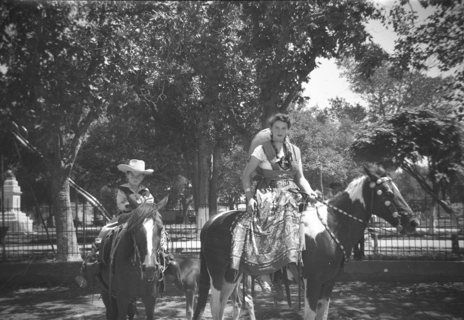 Alberto Herrera, Lupita Herrera y niño a caballo