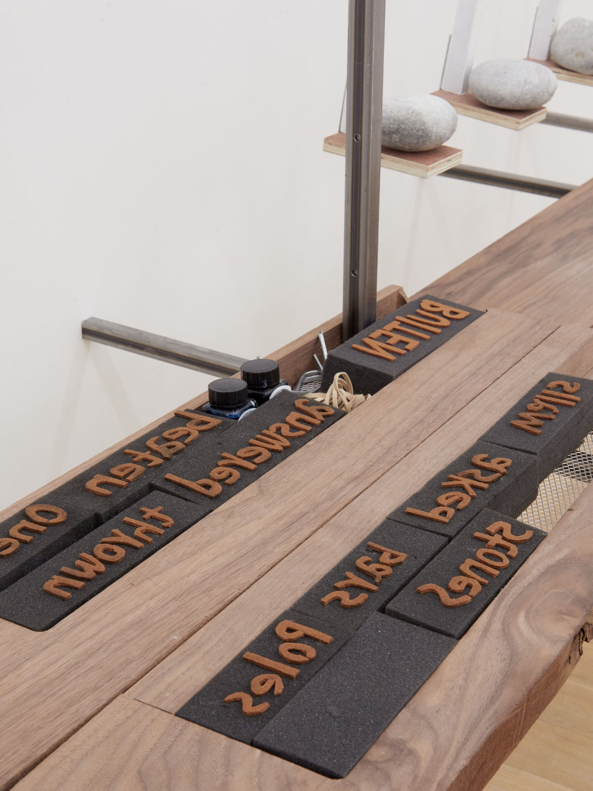 Jewyo Rhii, Stone typing machine, 2017