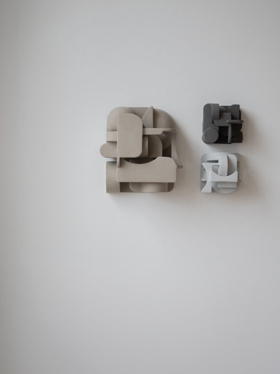 Derek Wilson, Medium wall assemblage – Grey engobe with green & brown pigment