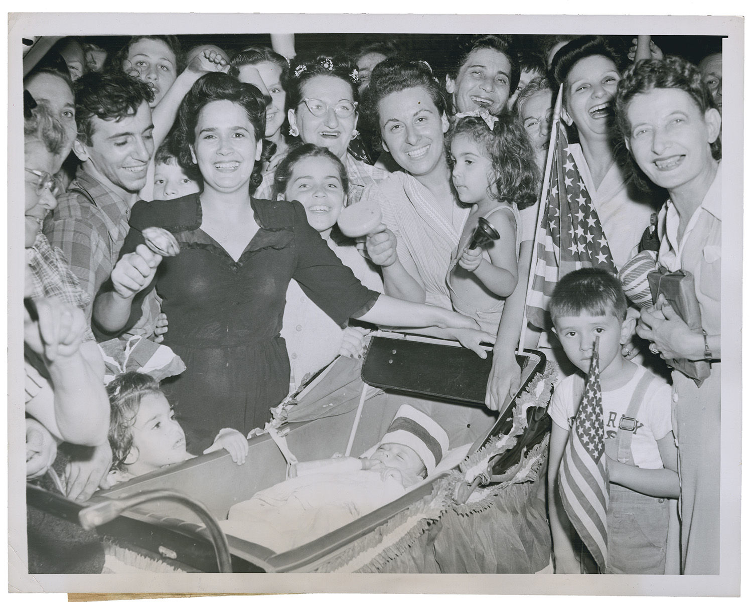 Weegee, Weegee says: Sleeps Through it all, 1945