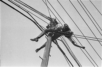 Enrique Metinides, Untitled ( Empleado de Teléfonos de México electrocutado en el km. 13 de la carretera México-Toluca), 1971
