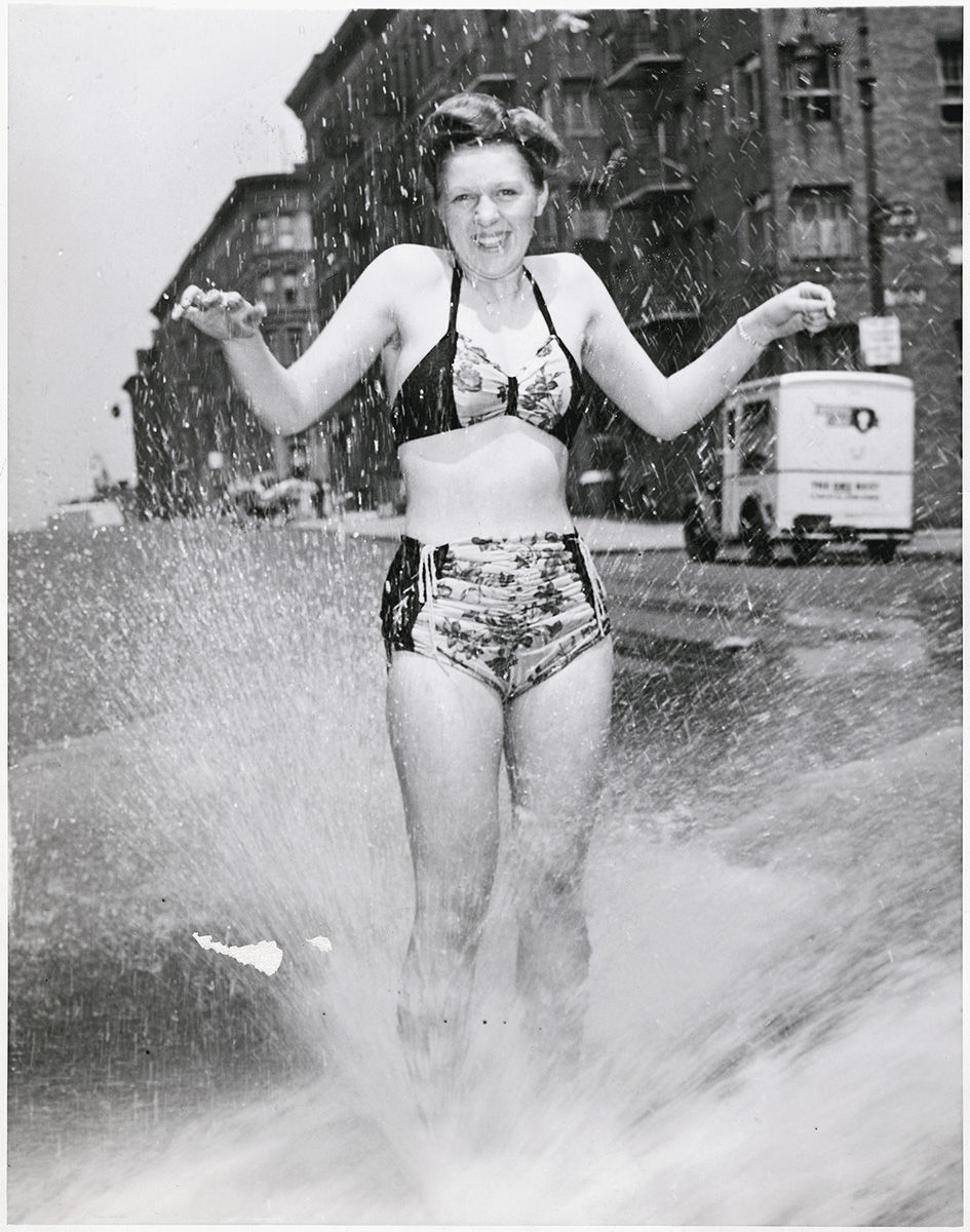 Weegee, Keeping Cool, 1945