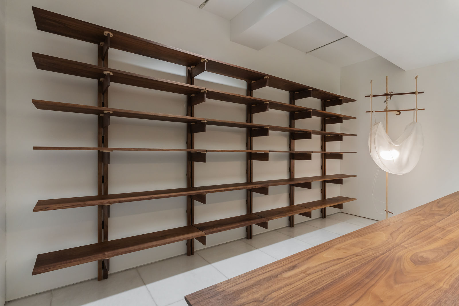 LEE Jeongbae, Two Arms Bookshelf 양팔 책꽂이, 2026