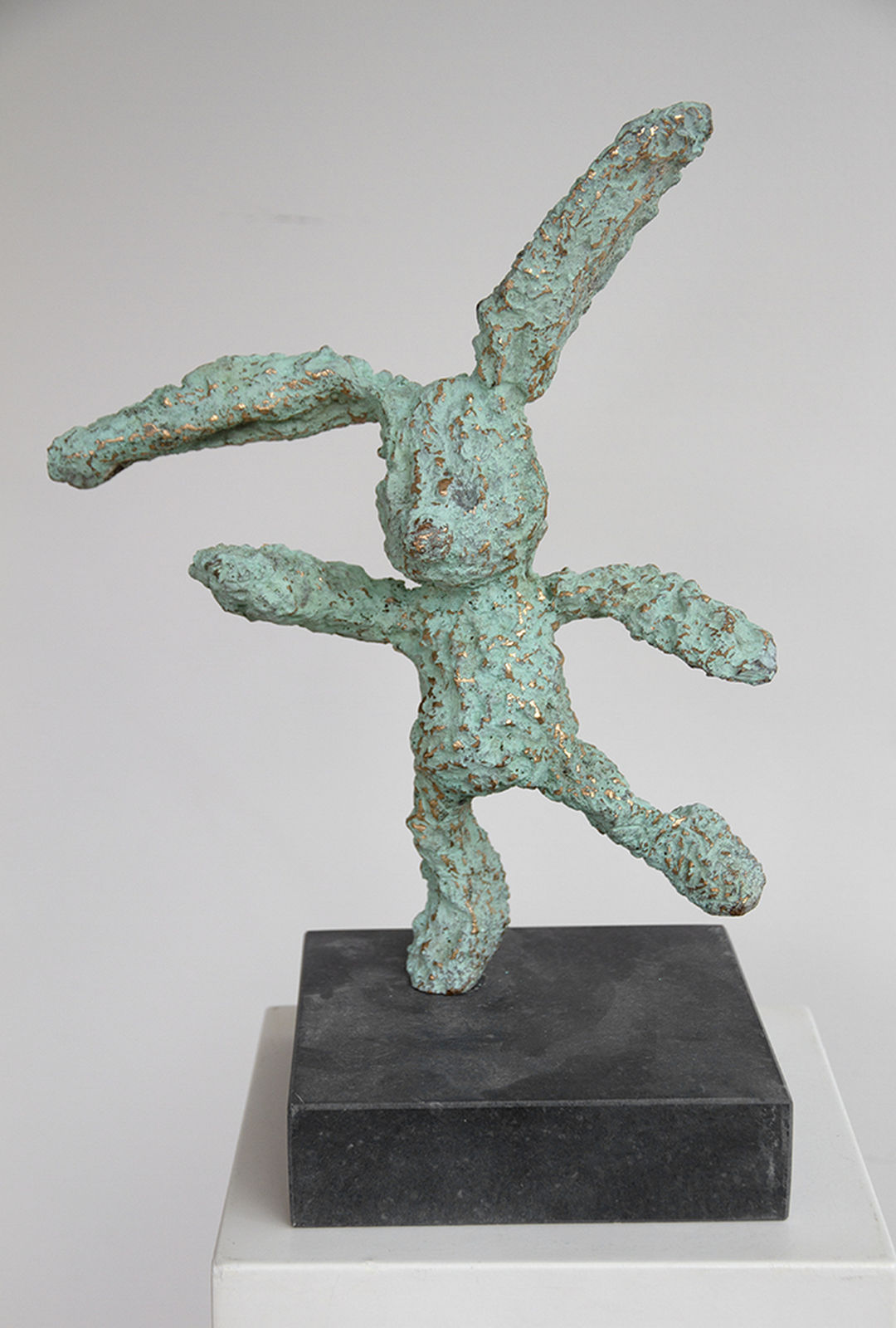 BABETTE DEGRAEVE, BRONZEN KNUFFEL V (linker pootje vooruit)