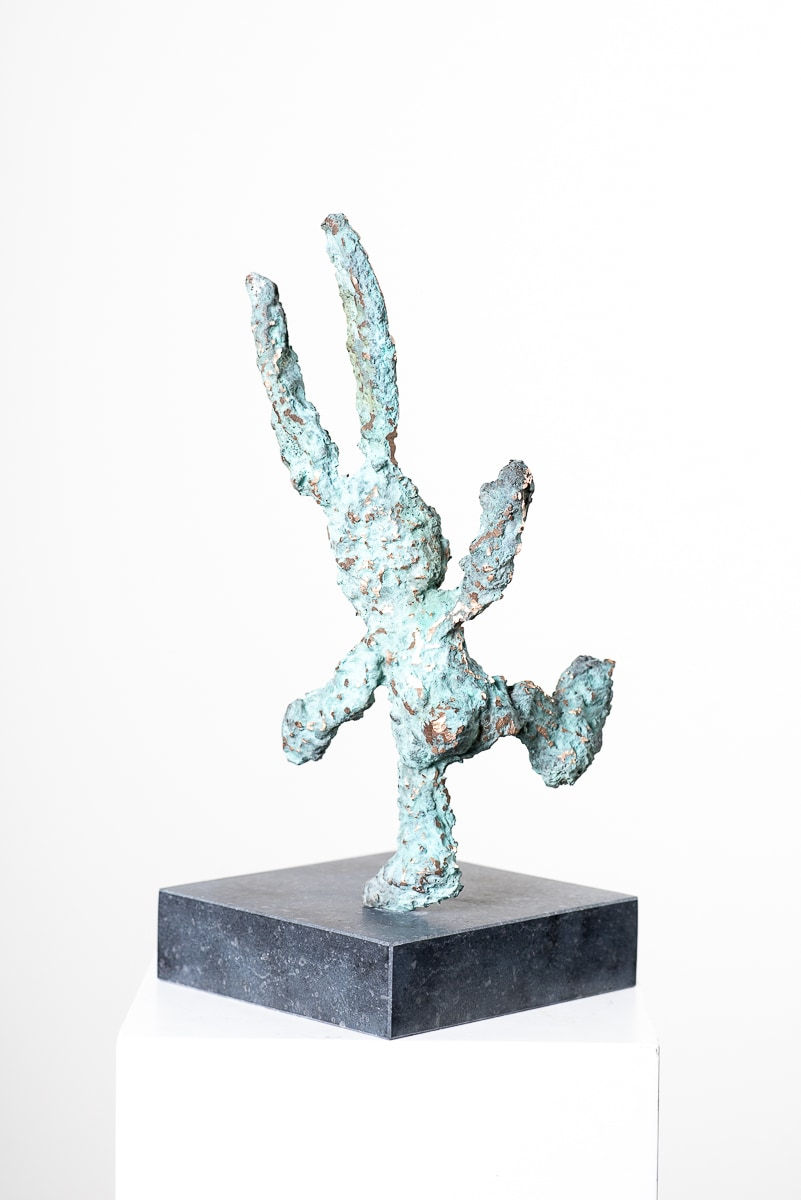 BABETTE DEGRAEVE, BRONZEN KNUFFEL IX (rechter pootje omhoog)