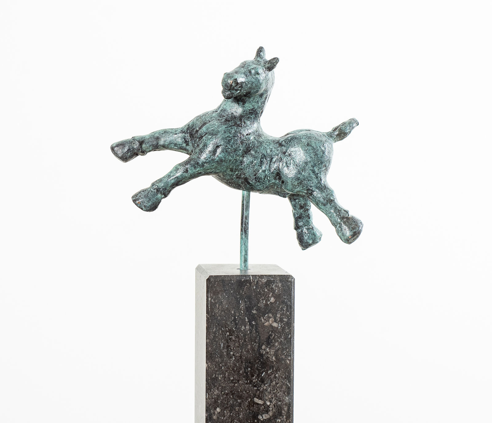 RIETJE GEURTS, PAARDJE DARTEL 2 op sokkel, 2024