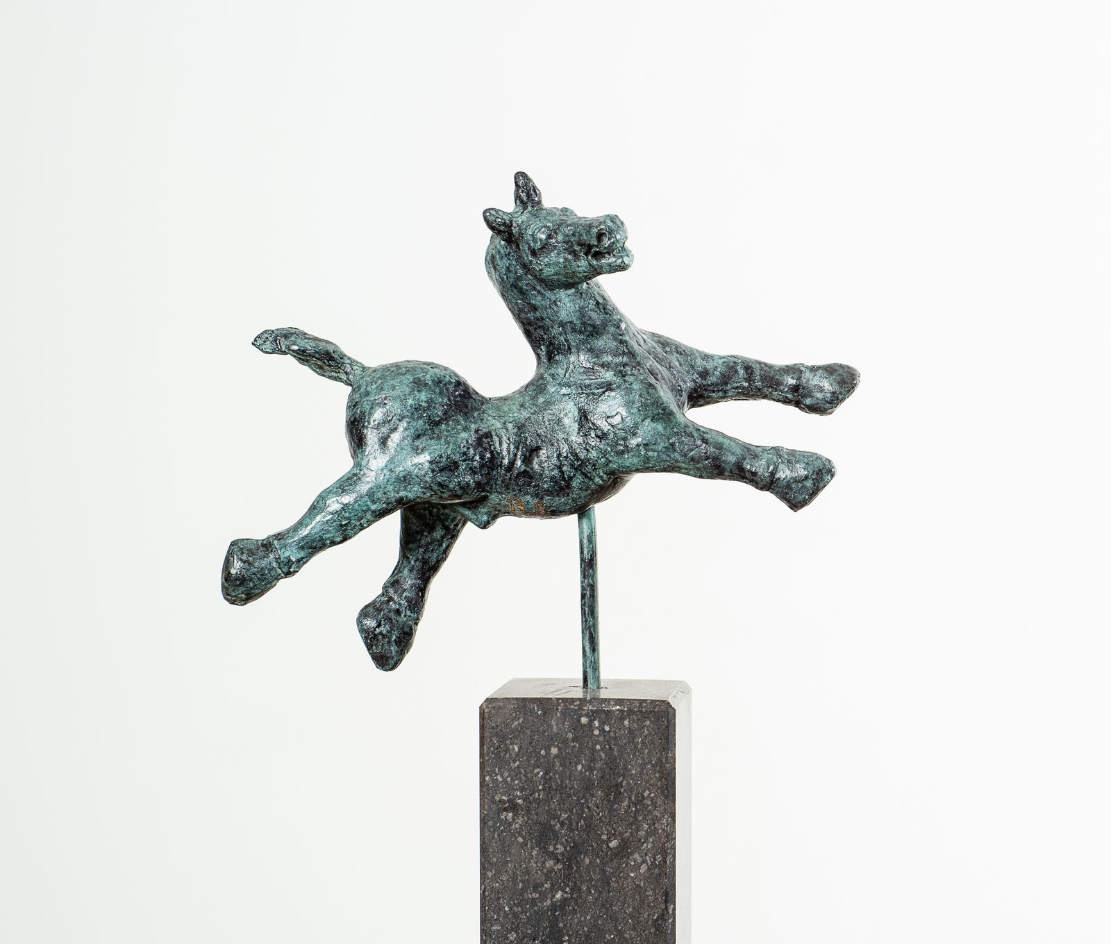 RIETJE GEURTS, PAARDJE DARTEL 1 op sokkel, 2024