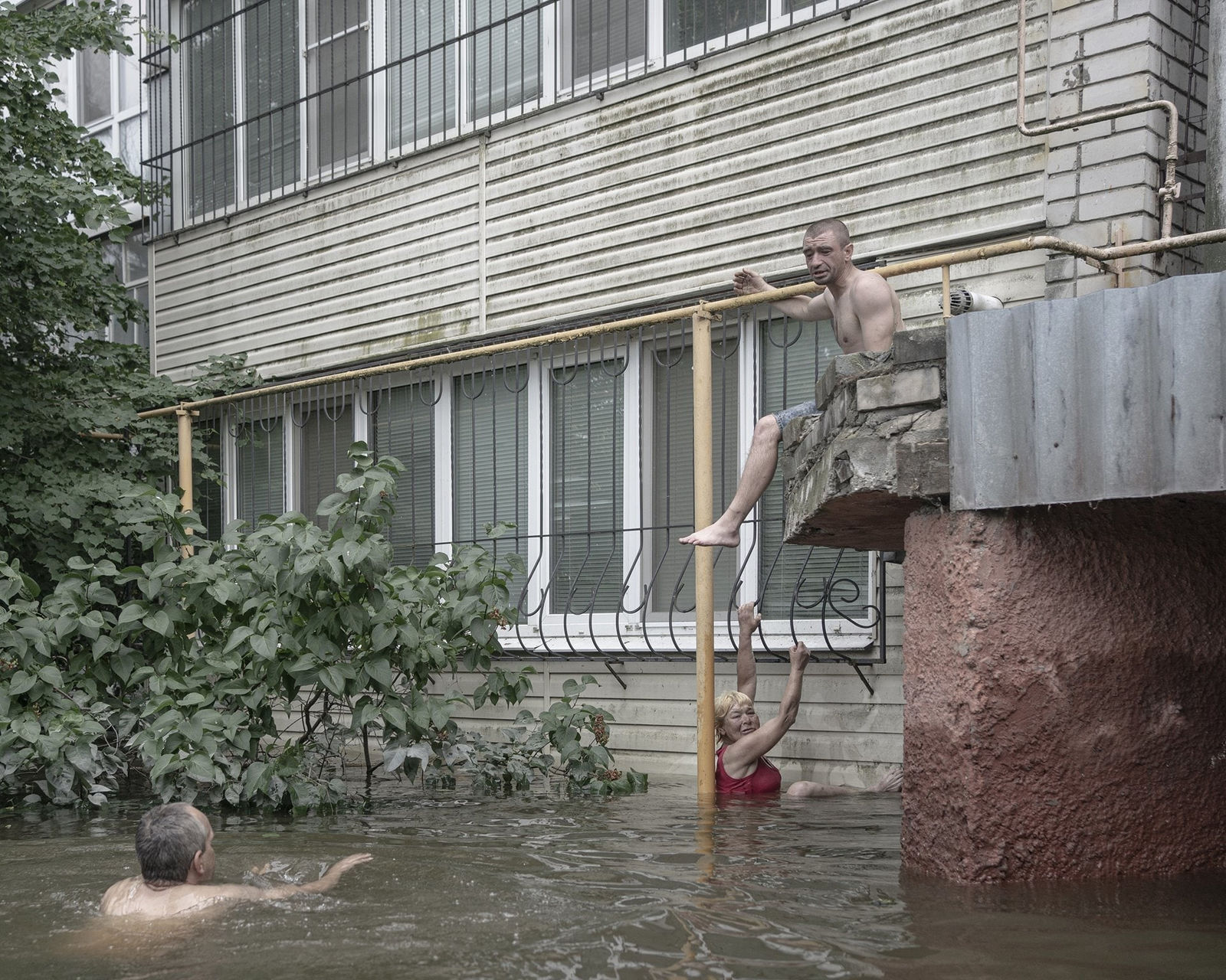 Johanna-Maria Fritz, Three friends attempt to swim between their houses in Kherson, 2023