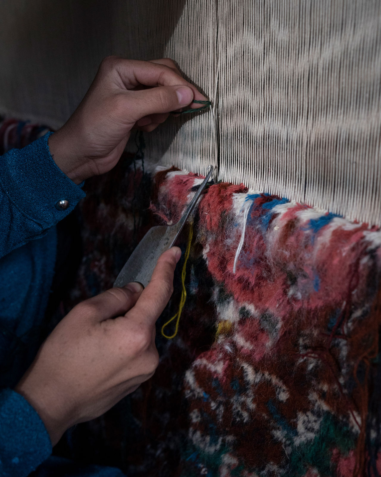 Johanna-Maria Fritz, Sumaya weaving a carpet, 2021
