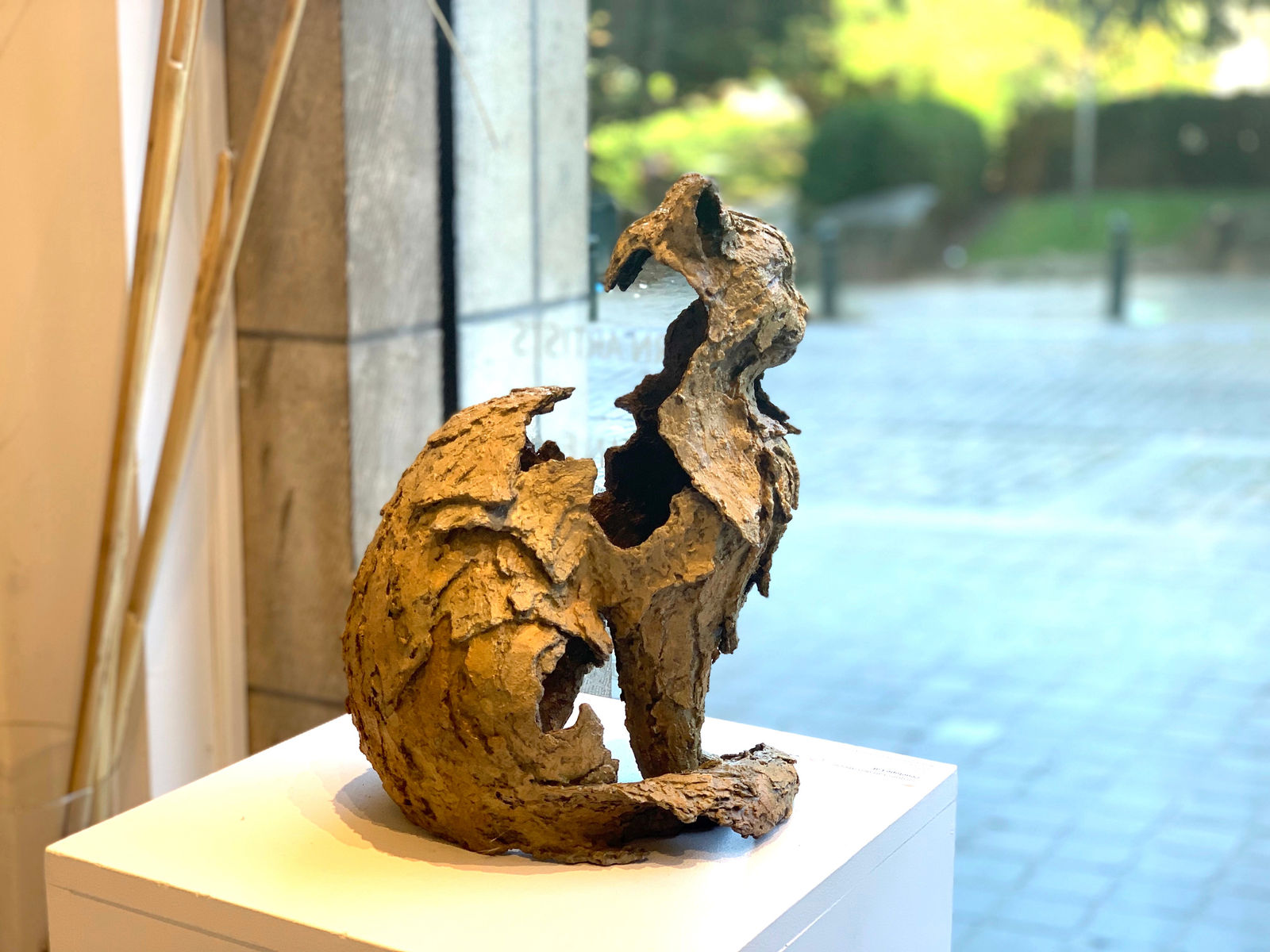 art thema, artthema, art, thema, kat, Penelope, jacques van den abeele, cat sculpture, animal sculpture, bronzen beeld, beeldhouwkunst, hedendaagse kunst, schattig, schattig dier, schattige kat, kunst decoratie, interieur ontwerp, huisdecoratie, decoratie bureau, kunstgalerij, belgische kunstgalerij, brusselse kunstgalerij