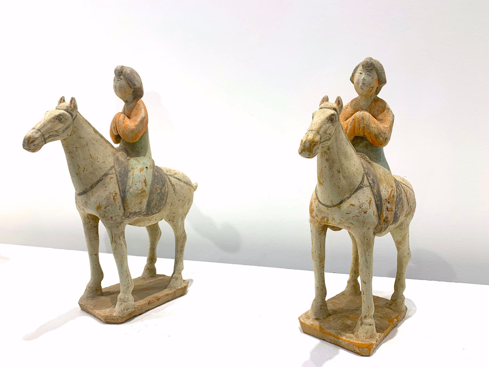 Chinees beschilderd aardewerk, dikke dame ruiter op paard, ruiteraardewerk, tang-dynastie, antiek paard, aardewerk dame, aardewerk ruiter, chinees paard, chinees antiek, china antiek, tang antiek, aardewerk antiek, paard antiek, krijger paard aardewerk, krijger paard status , paard status, interieur ontwerp, huisdecoratie, art thema heyi, Brusselse kunstgalerie, Aziatische antiek, koninklijk paard