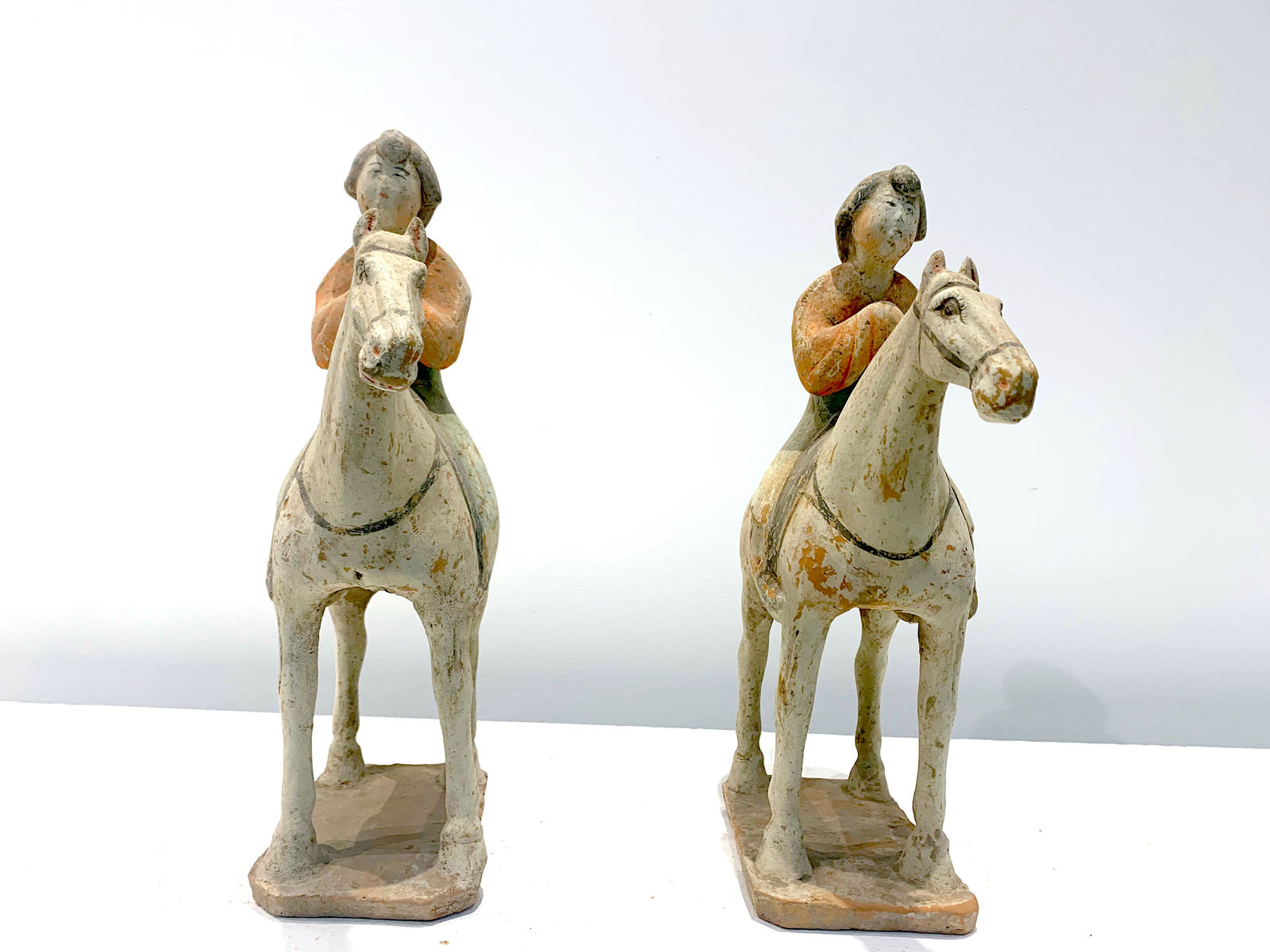 Poterie peinte chinoise, grosse dame cavalier à cheval, poterie équestre, dynastie des tang, cheval antique, dame de la poterie, poterie équestre, cheval chinois, antiquité chinoise, chine antique, tang antique, poterie antique, cheval antique, poterie de cheval guerrier, statut de cheval guerrier , statut de cheval, design d'intérieur, décoration de la maison, art thema heyi, galerie d'art de bruxelles, antiquité asiatique, cheval royal