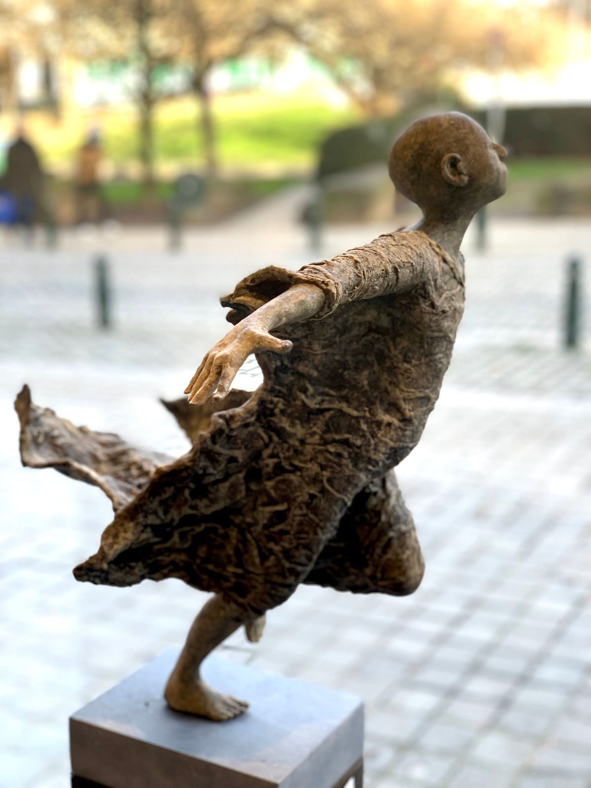 Presque volant, lieven d'haese, sculpture, sculpture en bronze, sculpture contemporaine, sculpture d'enfant, sculpture de garçon, sculpture innocente, sculpture de joie, sculpture d'espoir, sculpture d'art, sculpture d'afrique, art africain, sculpture d'intérieur, sculpture d'extérieur, figuratif art, sculpture figurative, design d'intérieur, design extérieur, décoration d'intérieur, décoration d'art, décoration d'intérieur, décoration de jardin, design d'intérieur, décoration de salon, sculpture extérieure, sculpture de jardin, sculpture de garçon, sculpture africaine, afrique, art africain, sculpture de liberté, galerie d'art, galerie d'art belge, galerie d'art bruxelloise, art yi, art yi gallery