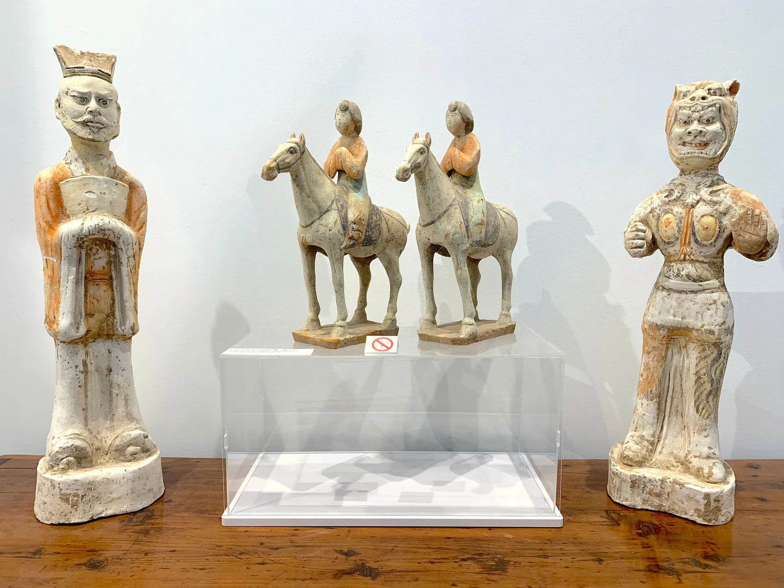 中国古董，中国陶，彩陶，中国马，马，马雕塑，马艺，马陶，具象陶，唐代古董，唐代陶，仆人陶，室内设计，艺术装饰，沙龙装饰，画展，办公桌 装饰, 局装饰, 架子装饰, 书柜装饰, 亚洲艺术, 亚洲古董, 亚洲陶器, artyi, 比利时美术馆