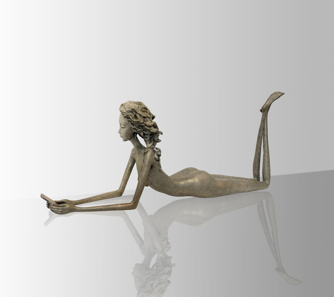 tu me manques, hedwige leroux, sculpture femme, sculpture fille, sculpture jeune fille, sculpture figurative, sculpture contemporaine, femme contemporaine, art du bronze, sculpture en bronze, sculpture art, design d'intérieur, sculpture moderne, décoration de salon, décoration d'art, art thema heyi, galerie d'art belge