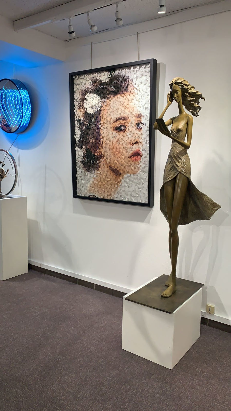 achter het scherm, Hedwige Leroux, monumentale sculptuur, tuinsculptuur, sculptuur op menselijke maat, buitensculptuur, bronzen sculptuur, meisjessculptuur, vrouwensculptuur, romantische sculptuur, fijne sculptuur, sculptuur van hoop, sculptuurkunst, interieursculptuur, figuratieve kunst, figuratieve sculptuur hedendaagse beeldhouwkunst, hoop, het denken, reflectie, interieur ontwerp, kunstdecoratie, salondecoratie, art thema heyi, belgische kunstgalerie