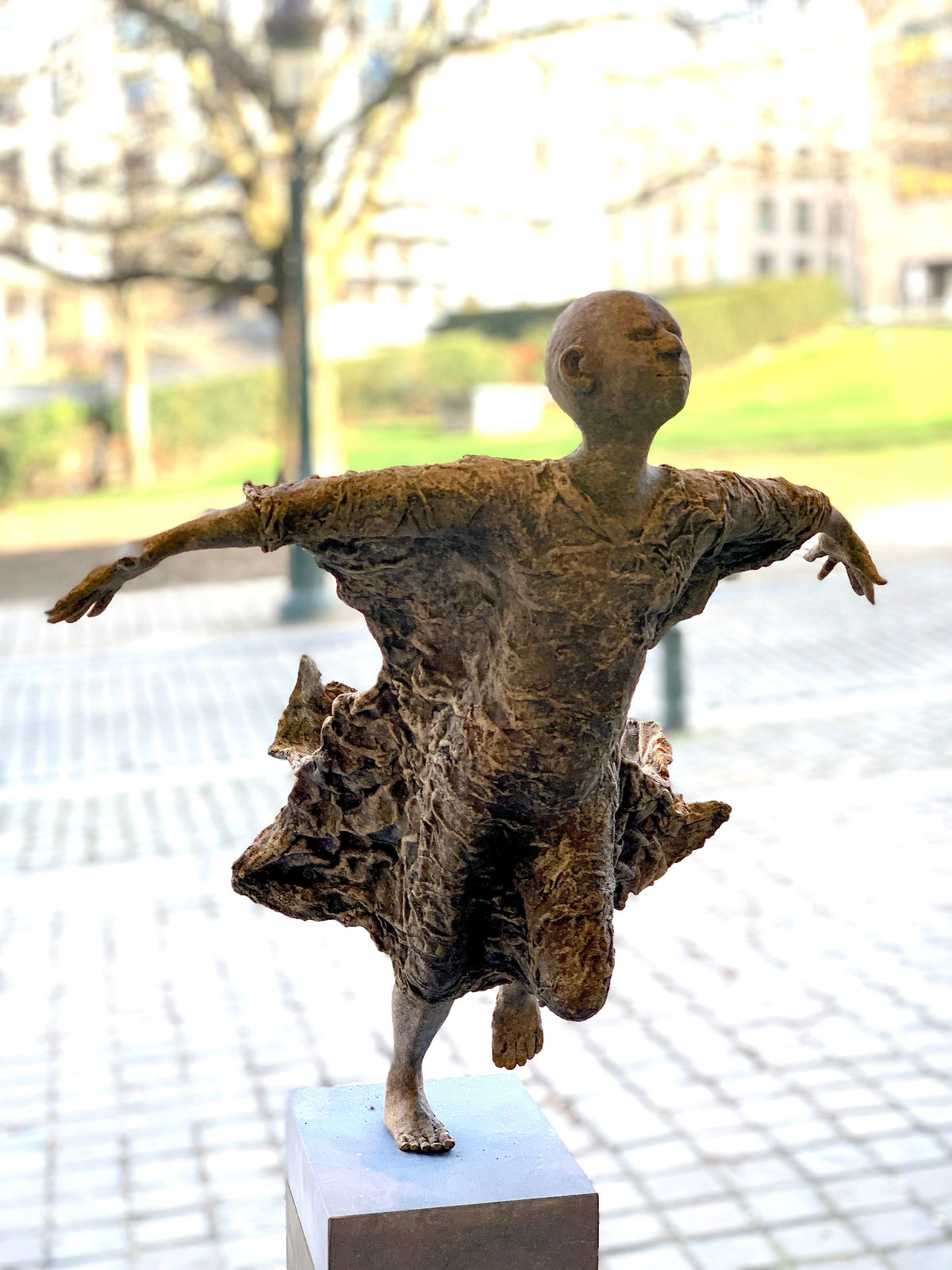 Presque volant, lieven d'haese, sculpture, sculpture en bronze, sculpture contemporaine, sculpture d'enfant, sculpture de garçon, sculpture innocente, sculpture de joie, sculpture d'espoir, sculpture d'art, sculpture d'afrique, art africain, sculpture d'intérieur, sculpture d'extérieur, figuratif art, sculpture figurative, design d'intérieur, design extérieur, décoration d'intérieur, décoration d'art, décoration d'intérieur, décoration de jardin, design d'intérieur, décoration de salon, sculpture extérieure, sculpture de jardin, sculpture de garçon, sculpture africaine, afrique, art africain, sculpture de liberté, galerie d'art, galerie d'art belge, galerie d'art bruxelloise, art yi, art yi gallery